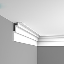 Víceúrovňová stropní lišta v rohu místnosti s čistým moderním designem